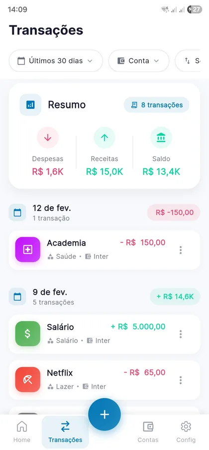 Lista de transações do Gratum agrupadas por dia, cada uma com categoria e conta de origem.